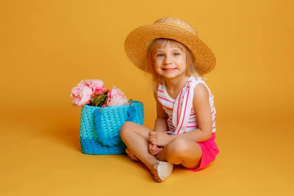 Ein Kleines Mädchen Sommerkleidung Konzept Der Sommerferien — Stockfoto