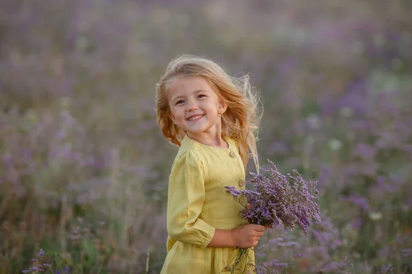 Hermosa Niña Campo Con Flores Silvestres Ramo —  Fotos de Stock