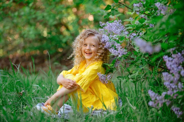 Schönes Kleines Mädchen Posiert Fliederfarbenen Blumen — Stockfoto