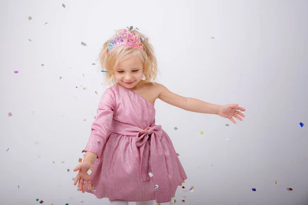 Stüdyoda Pembe Elbiseli Tacıyla Poz Veren Sevimli Küçük Kız — Stok fotoğraf