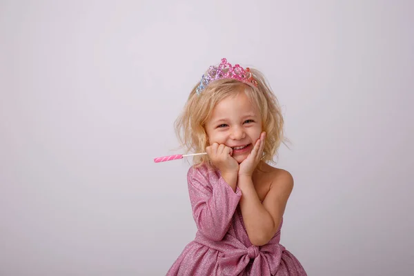 Όμορφο Μικρό Ξανθό Κορίτσι Ποζάρει Μια Καρδιά Σχήμα Lollipop — Φωτογραφία Αρχείου