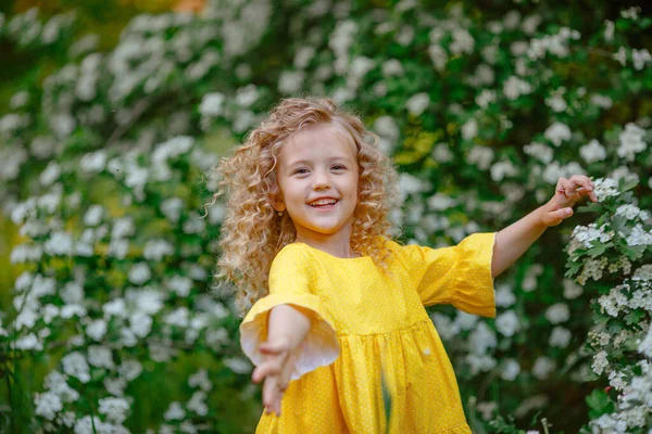 Retrato Uma Bela Menina Posando Perto Árvore Florescendo Dia Primavera — Fotografia de Stock