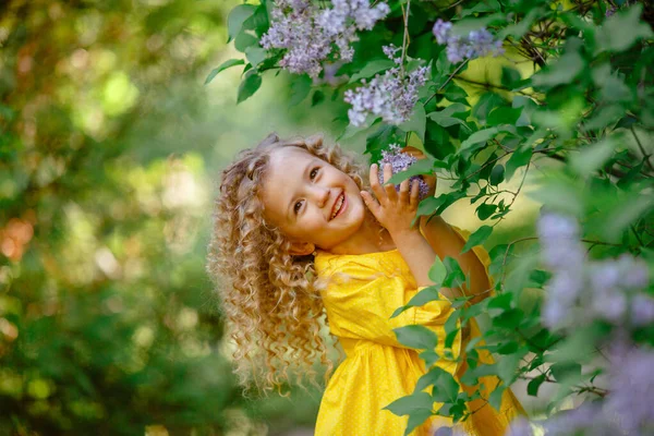 Piękna Mała Dziewczynka Pozowanie Liliowe Kwiaty — Zdjęcie stockowe