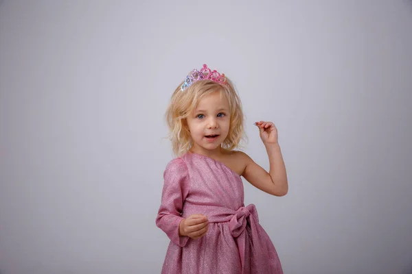 Linda Niña Posando Estudio Vestido Rosa Corona — Foto de Stock