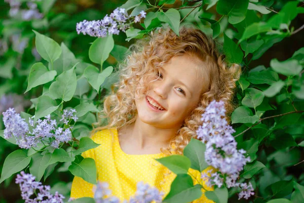 Красивая Маленькая Девочка Позирует Сиреневых Цветах — стоковое фото