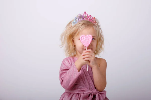 Όμορφο Μικρό Ξανθό Κορίτσι Ποζάρει Μια Καρδιά Σχήμα Lollipop — Φωτογραφία Αρχείου