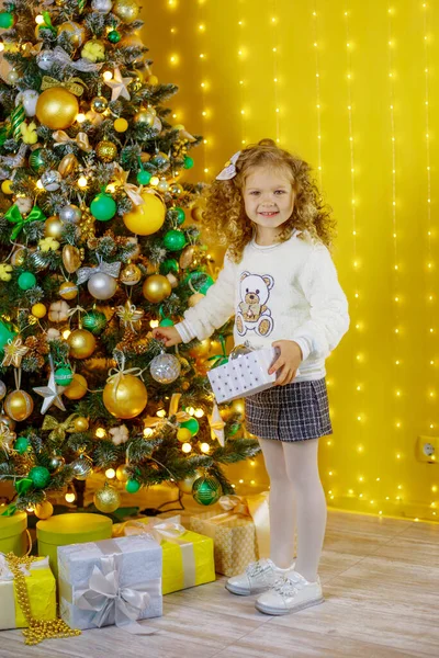 Bambina Con Regali Natale — Foto Stock