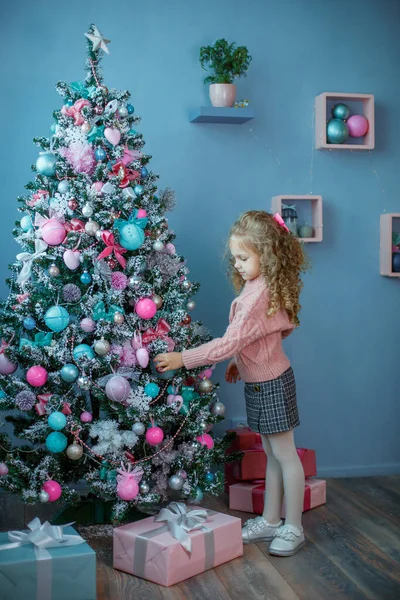 Bambina Con Regali Natale Vicino Camino — Foto Stock