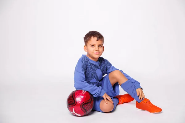Futbolcu Çocuk Topla Poz Veriyor — Stok fotoğraf