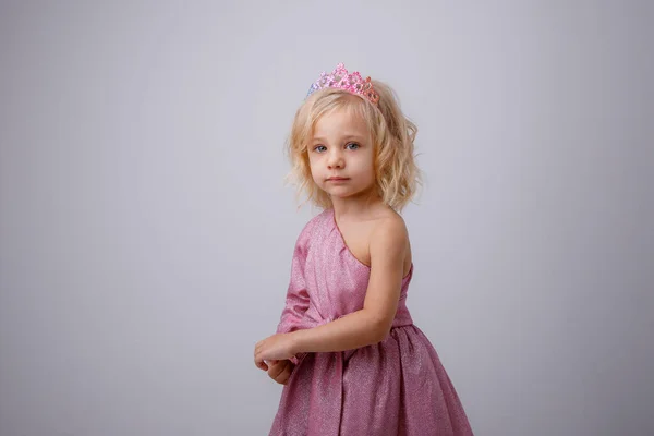 Bonito Menina Posando Estúdio Vestido Rosa Coroa — Fotografia de Stock