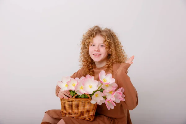 Krásná Červená Vlasy Dívka Kyticí Jarní Růžové Květy Košíku — Stock fotografie