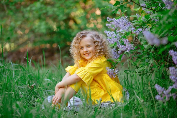 Schönes Kleines Mädchen Posiert Fliederfarbenen Blumen — Stockfoto