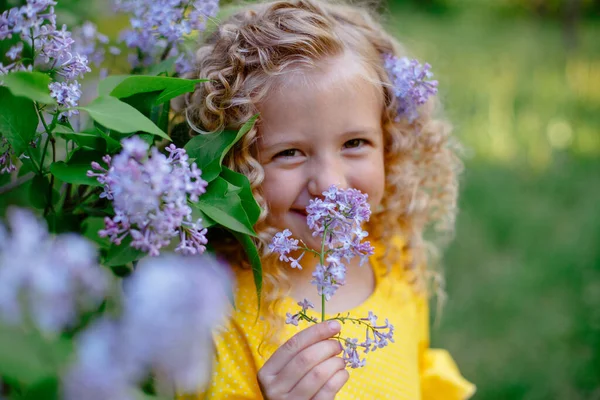 Bela Menina Posando Flores Lilás — Fotografia de Stock