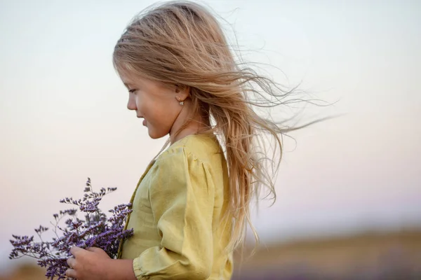 Mooi Klein Meisje Het Veld Met Wilde Bloemen Boeket — Stockfoto