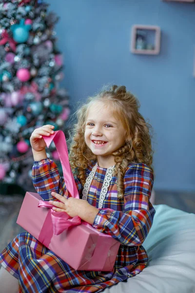 Little Girl Holding Gift — Stock Photo, Image