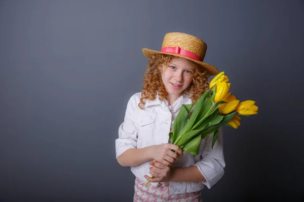 Feliz Chica Sonriente Sosteniendo Flores — Foto de Stock