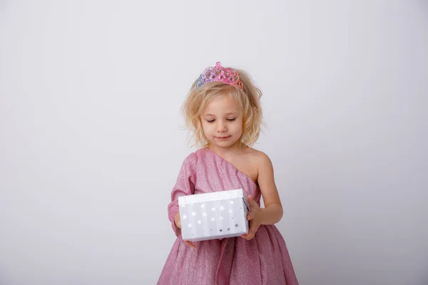 Mooi Klein Meisje Blond Prinses Met Een Geschenk Haar Handen — Stockfoto