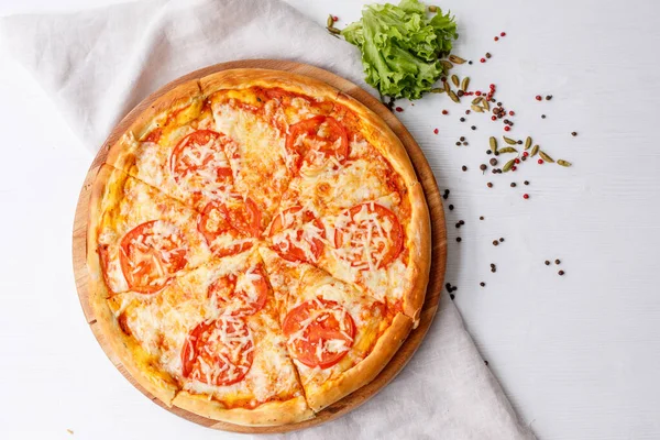 Пицца Сыром Томатным Соусом Белой Тарелке — стоковое фото