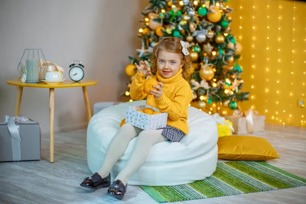 Bambina Che Gioca Con Mandarini Vicino All Albero Natale — Foto Stock