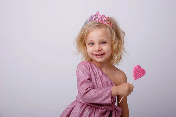 Hermosa Niña Rubia Posando Con Una Piruleta Forma Corazón — Foto de Stock