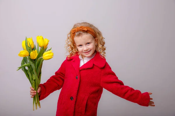 Uma Criança Uma Menina Loira Segurando Buquê Tulipas Amarelas — Fotografia de Stock