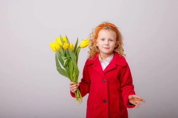 Enfant Une Fille Blonde Tenant Bouquet Tulipes Jaunes Sur Fond — Photo