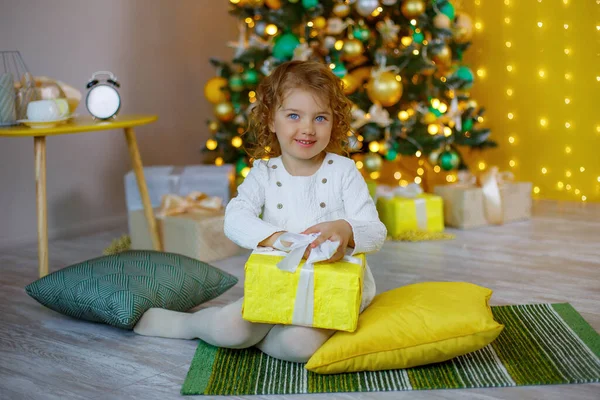 Bambina Vicino All Albero Natale Disimballaggio Regalo — Foto Stock