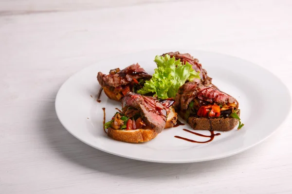 Toast Aus Nächster Nähe Mit Gemüse Und Fleisch — Stockfoto