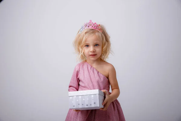 Όμορφο Κοριτσάκι Ξανθιά Πριγκίπισσα Ένα Δώρο Στα Χέρια Της — Φωτογραφία Αρχείου