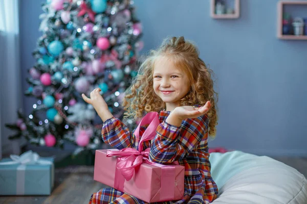 Little Girl Holding Gift — Stock Photo, Image