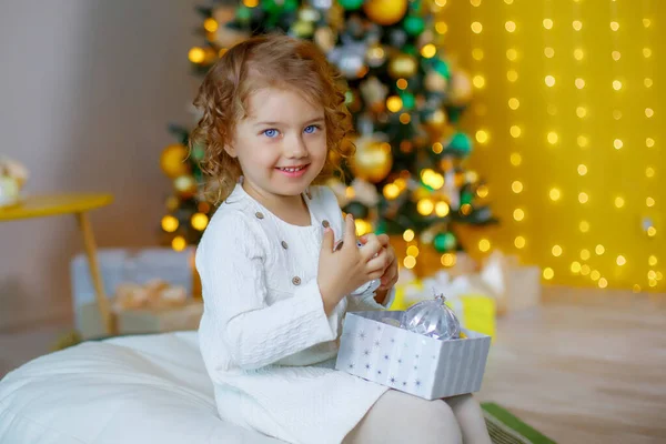 Bambina Vicino All Albero Natale Con Scatola Piena Palline Argento — Foto Stock