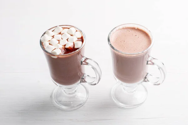 Ahşap Arka Planda Kremalı Sıcak Çikolata — Stok fotoğraf