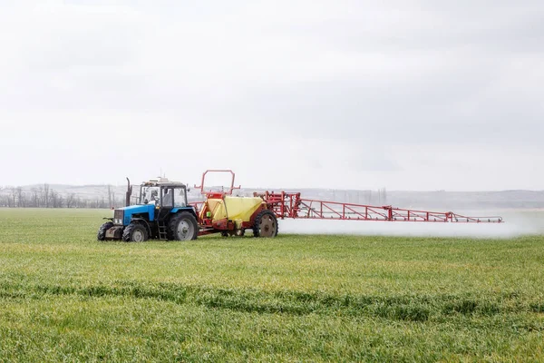 Tractor Sprays Field Fertilizers — Stock Photo, Image