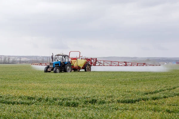 Tractor Sprays Field Fertilizers — Stock Photo, Image