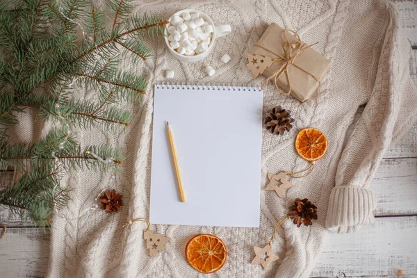 Noel kompozisyonu, kakaolu kupa ve ahşap arka planda marmelat.