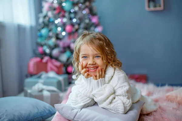 Little Girl Christmas Tree Lying Bed — Stock Photo, Image