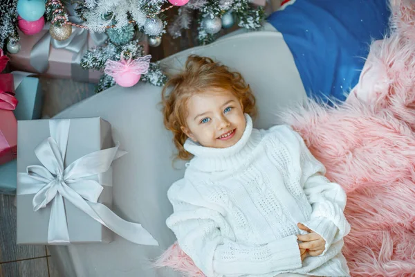 Una Bambina Vicino All Albero Natale Sdraiata Sul Letto — Foto Stock