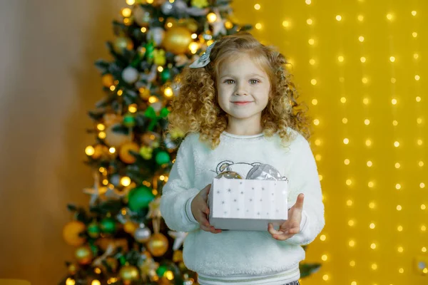 Bambina Vicino All Albero Natale Con Regalo Sorridente — Foto Stock