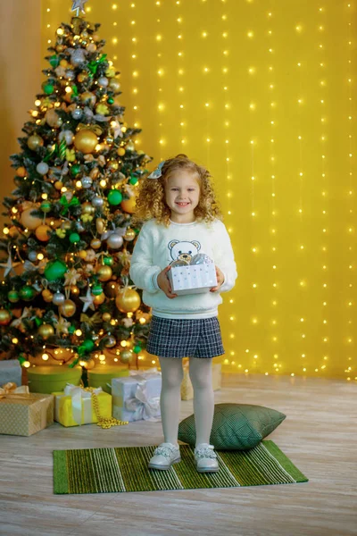 Bambina Vicino All Albero Natale Con Regalo Sorridente — Foto Stock