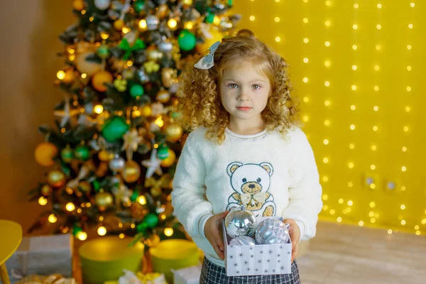 Bambina Vicino All Albero Natale Con Regalo Sorridente — Foto Stock