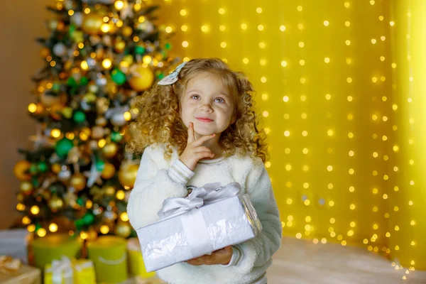 Bambina Vicino All Albero Natale Con Regalo Sorridente — Foto Stock