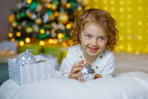 Bambina Vicino All Albero Natale Che Gioca Con Giocattoli Natale — Foto Stock