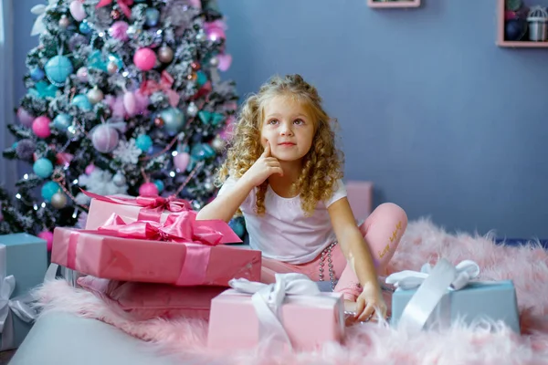 Una Bambina Vicino All Albero Natale Sdraiata Sul Letto — Foto Stock