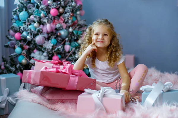 Una Bambina Vicino All Albero Natale Sdraiata Sul Letto — Foto Stock