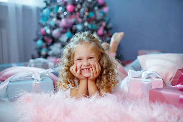 Una Bambina Vicino All Albero Natale Sdraiata Sul Letto — Foto Stock