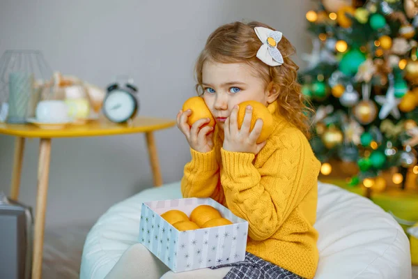 Little Girl Playing Tangerines Christmas Tree — Stock Photo, Image