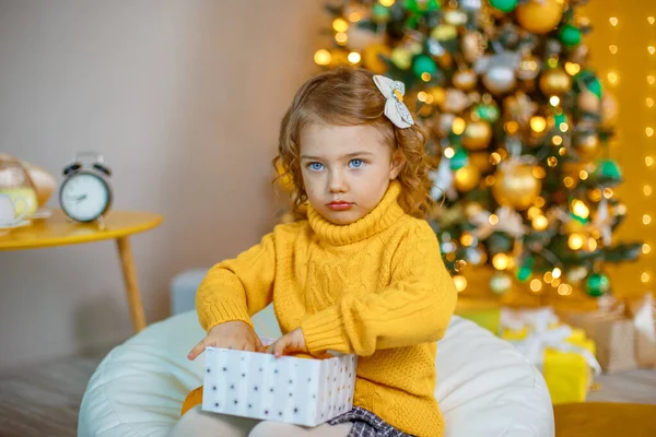 Little Girl Playing Tangerines Christmas Tree — Stock Photo, Image