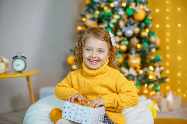 Little Girl Playing Tangerines Christmas Tree — Stock Photo, Image