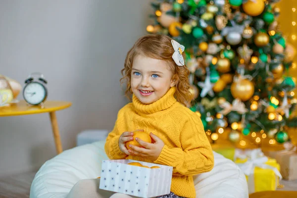 Little Girl Playing Tangerines Christmas Tree — Stock Photo, Image