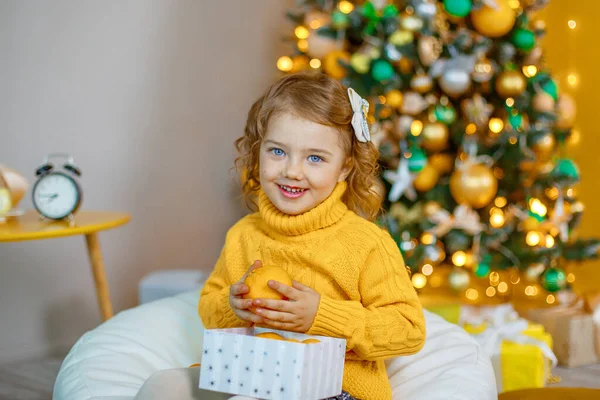 Little Girl Playing Tangerines Christmas Tree — Stock Photo, Image